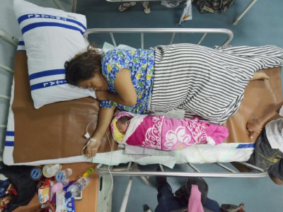 Dinar, le 6 octobre 2018 sur le navire-hôpital où elle a pu donner naissance à sa fille après le terrible séisme doublé d'un tsunami qui a frappé la ville de Palu sur l'île des Célèbes en Indonésie - ADEK BERRY [AFP]