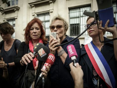 L'actrice français Muriel Robin aux côtés de la députée Clémentine Autain lors d'une manifestation contre les violences faites aux femmes à Paris le 6 octobre 2018 - Philippe LOPEZ [AFP]