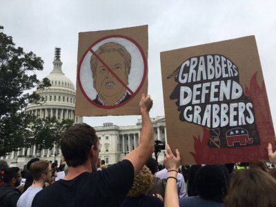 Des manifestants protestent devant le Congrès américain contre la nomination du juge Brett Kavanaugh à la Cour suprême, le 6 octobre 2018 à Washington - Michael Mathes [AFP]