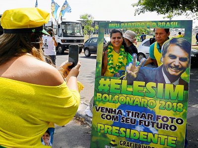 Des partisans du candidat d'extrême droite à la présidentielle brésilienne Jair Bolsonaro, le 6 octobre 2018 à Brasilia avant le premier tour de l'élection - EVARISTO SA [AFP]