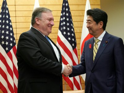 Le secrétaire d'Etat américain Mike Pompeo et le Premier ministre japonais Shinzo Abe, le 6 octobre 2018 à Tokyo - Eugene Hoshiko [POOL/AFP]