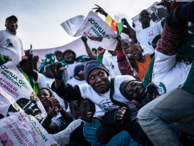 Des partisans de Joshua Osih, candidat du SDF à la présidentielle, lors d'un meeting de campagne, le 5 octobre 2018 à Yaoundé, au Cameroun - ALEXIS HUGUET [AFP]