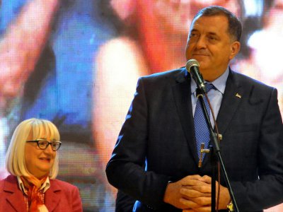Le Serbe Milorad Dodik, lors d'un meeting électoral, le 2 octobre 2018 à Doboj, en Bosnie - ELVIS BARUKCIC [AFP/Archives]