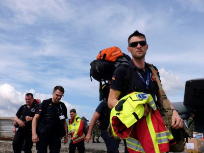 Une équipe de sauveteurs allemands est arrivée le 7 octobre 2018 sur l'aéroport de Palu. - YUSUF WAHIL [AFP]