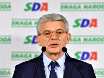 Le candidat du principal parti bosniaque (musulman) à la présidence collégiale de Bosnie-Herzégovine, le SDA Sefik Dzaferovic (g), le 7 octobre 2018 à Sarajevo - Andrej ISAKOVIC [AFP]