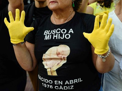 "Je cherche mon enfant, né en avril 1978 à Cadiz", indique le t-shirt d'une espagnole, manifestant pour les "droits" des bébés volés sous la dictature de Franco, à Madrid le 26 juin 2018 - OSCAR DEL POZO [AFP/Archives]