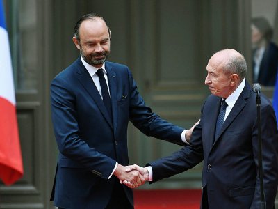 Le Premier ministre Edouard Philippe serre la main de Gérard Collomb, ministre de l'Intérieur qui vient de démissionner, le 3 octobre 2018 à Paris - STEPHANE DE SAKUTIN [AFP/Archives]