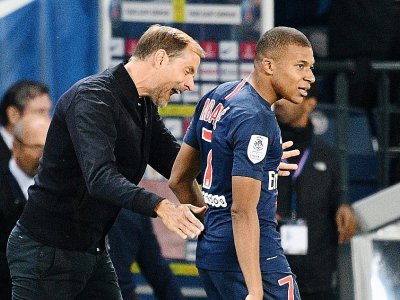 L'entraîneur du PSG Thomas Tuchel (g) félicite Kylian Mbappé après le 2e de ses 4 buts contre l'OL au Parc des Princes, le 7 octobre 2018 - FRANCK FIFE [AFP]