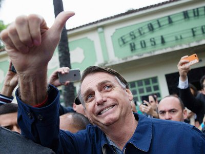 Jair Bolsonaro, candidat de l'extrême droite, salue ses partisans après avoir voté à la présidentielle, le 7 octobre 2018 à Rio de Janeiro, au Brésil - Fernando Souza [AFP]