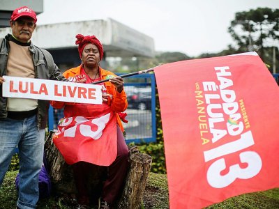 Des partisans de Fernando Haddad, le 8 octobre 2018 à Curitiba, dans le sud du Brésil - Heuler Andrey [AFP]
