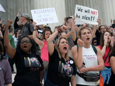 Des manifestants contre la confirmation du juge Brett Kavanaugh rassemblés devant la Cour suprême à Washington le 6 octobre 2018 - CHRIS KLEPONIS [AFP/Archives]