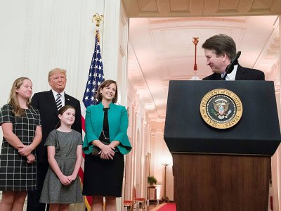 Brett Kavanaugh et sa famille, accompagnés de Donald Trump, lors de la cérémonie d'investiture de M. Kavanaugh à la Cour suprême des Etats-Unis, le 8 octobre 2018 à la Maison Blanche à Washington - Jim WATSON [AFP]