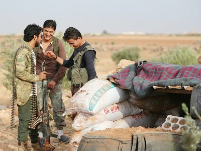 Des rebelles syriens sont positionnés sur la ligne de front, face aux forces du régime de Damas, dans le sud-est de la province syrienne d'Idleb, le 9 octobre 2018 - OMAR HAJ KADOUR [AFP]