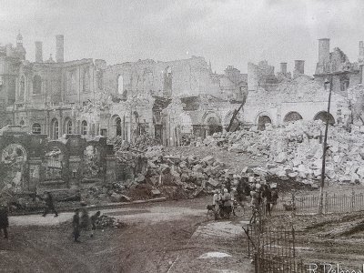 L'ancien hôtel de ville de Caen, au lendemain de sa destruction en 1944. - Ville de Caen