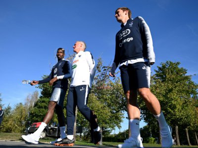 Paul Pogba échange avec le sélectionneur Didier Deschamps lors d'une promenade des Bleus à Clairefontaine, le 8 octobre 2018 - FRANCK FIFE [AFP]