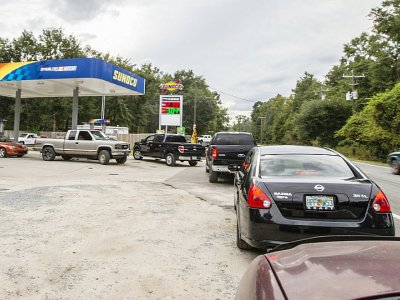 Des gens faisant la queue à une station essence à l'extérieur de la ville de Tallahassee, en Floride, à l'approche de l'ouragan Michael, le 8 octobre 2018. - MARK WALLHEISER [GETTY IMAGES NORTH AMERICA/AFP]