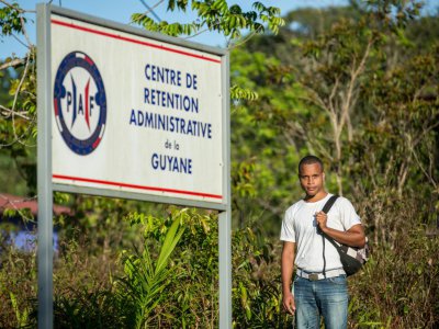 Ernso Beljour devant le centre de rétention de Cayenne où il a passé 19 jours, le 09 octobre 2018 - jody amiet [AFP]