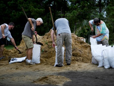 Des gens remplissent des sacs de sable dans la ville de Panama city (Floride) pour se préparer à l'arrivée de l'ouragan Michael, le 9 octobre 2018 - Brendan Smialowski [AFP]