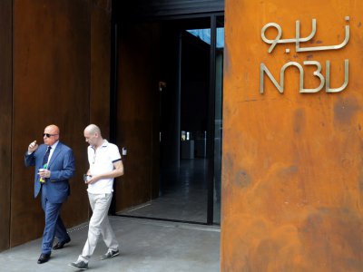 L'homme d'affaires libanais Jawad Adra (à gauche), l'un des fondateurs du musée Nabu au Liban, et le conservateur français Pascal Odille, le 27 septembre 2018 - JOSEPH EID [AFP]