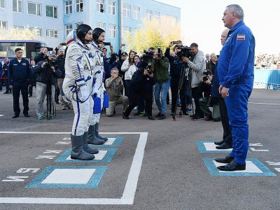 L'astronaute américain Nick Hague et le cosmonaute russe Alexeï Ovtchinine avant leur embarquement à bord du Soyouz MS-10 au cosmodrome de Baïkonour le 11 octobre 2018. - Kirill KUDRYAVTSEV [AFP]