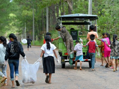 Les écoliers de la Coconut School au Cambodge collectent des déchets pour leur école, le 1er octobre 2018 - TANG CHHIN Sothy [AFP]