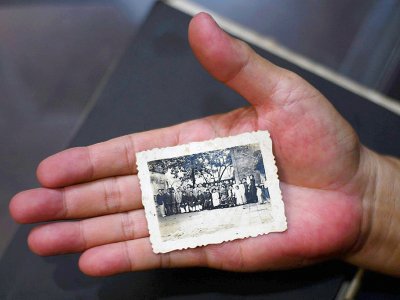 La famille de Dang Van Con, conscrit indochinois envoyé en France pendant la Première Guerre mondiale, a détruit livres, lettres, uniformes et photos du soldat, à l'exception de cette image prise lors du mariage d'un cousin en 1953. - Manan VATSYAYANA [AFP]