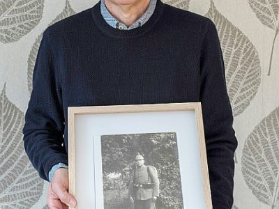 Joachim Mohr tient le portrait de son grand-père Joachim Mohr, issu d'un milieu de petits paysans pauvres du sud de l'Allemagne, parti combattre en France pendant la Première Guerre mondiale, le 10 octobre 2018 à Hambourg. - John MACDOUGALL [AFP]