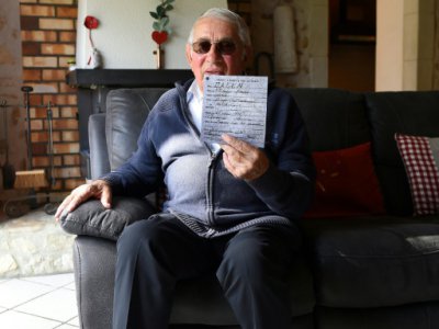 Jean Bourges, tenant le certificat de décès de Philippe Dalen à Donzère le 11 octobre - SYLVAIN THOMAS [AFP]