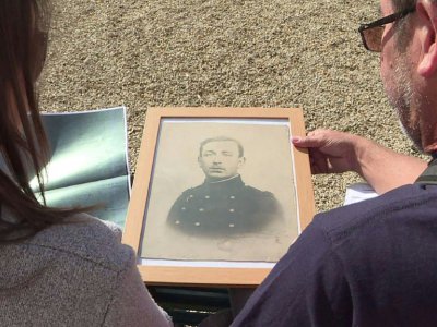 Emeline Léger regarde un portrait de son arrière-grand-père, qui avait combattu de 1914 à 1918, avant de mourir dans un asile d'aliénés. - Thomas BERNARDI [AFP/Archives]