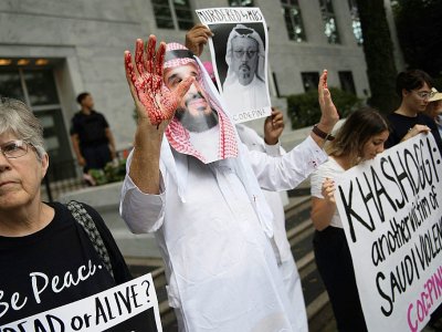 Un homme déguisé en Mohammed ben Salmane avec du sang sur ses mains manifeste devant l'ambassade saoudienne à Washington le 8 octobre 2018 contre la disparition du journaliste saoudien Jamal Khashoggi après être entré au consulat saoudien à Istanbul. - Jim WATSON [AFP]