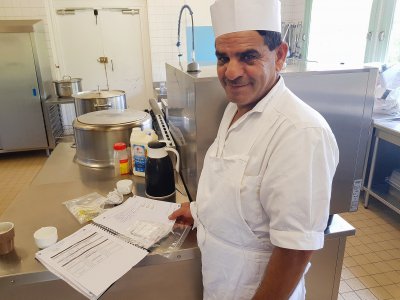 En sept mois Abdulaziz a énormément progressé en français : il écrit les menus et la liste des courses. - Margaux Rousset