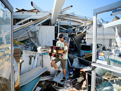 Un magasin sévèrement endommagé par le passage de l'ouragan Michael, le 12 octobre 2018, à Panama City en Floride - Brendan Smialowski [AFP]