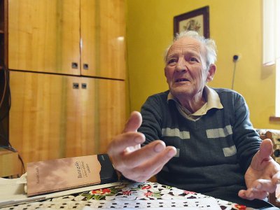 Istvan Petnehazy, 86 ans, s'entretient avec l'AFP le 3 octobre 2018, chez lui dans le village de Kosino en Ukraine, où il est né - ATTILA KISBENEDEK [AFP]