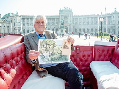 Ulrich Habsbourg-Lorraine, descendant des souverains d'Autriche-Hongrie, pose dans une calèche avec une reproduction d'une toile de son grand-père, l'archiduc Henri-Ferdinand, le 9 octobre 2018 à Vienne - JOE KLAMAR [AFP]