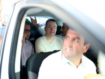 Le pasteur Brunson escorté par la police, le 25 juillet 2018 à Izmir - STRINGER [AFP/Archives]