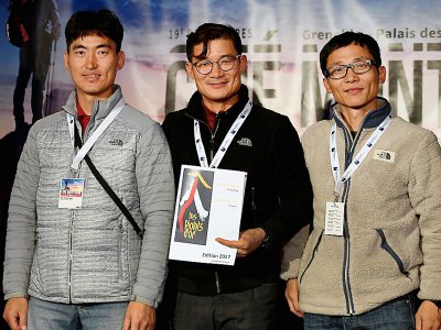 L'alpiniste sud-coréen Kim Chang-ho (centre), et ses camarades Ho Seok-mun (g) et Park Joung-yong (d) lors d'une remise de médaille à Grenoble, le 8 novembre 2017 - JEAN-PIERRE CLATOT [AFP/Archives]
