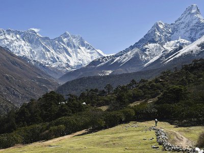 Le sommet le plus haut de la Terre, l'Everest, à gauche devant un nuage, le 20 avril 2015 - ROBERTO SCHMIDT [AFP/Archives]