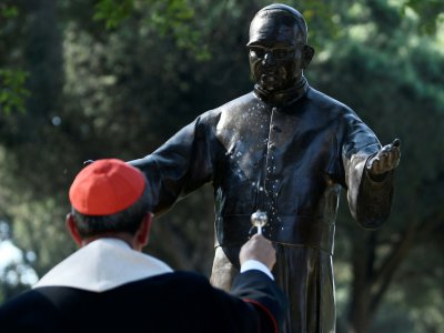 Le Cardinal Gregorio Rosa Chavez bénit la statue
de l'archevêque salvadorien Oscar Romero après son installation à Rome le 13 octobre 2018 - Filippo MONTEFORTE [AFP]