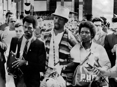Le sprinteur américain John Carlos (c) exclu du village olympique à Mexico pour son geste militant sur le podium, le 16 octobre 1968 - - [EPU/AFP/Archives]