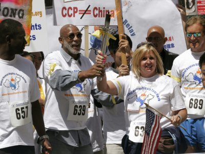 L'ex-sprinteur John Carlos (N.639), médaillé aux Jeux de Mexico, défile en tête d'un cortège d'une manifestation activiste à San Francisco, le 5 avril 2008 - Ryan Anson [AFP/Archives]