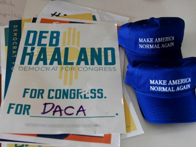 Affiches et casquettes de campagne de la candidate Deb Haaland au Nouveau-Mexique, le 1er octobre 2018 - Mark RALSTON [AFP]