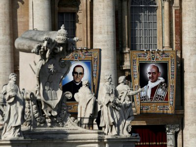 Les portraits du pape Paul VI et de l'archevêque martyr salvadorien Oscar Romero pendant leur cérémonie de canonisation au Vatican le 14 octobre 2018 - Filippo MONTEFORTE [AFP]