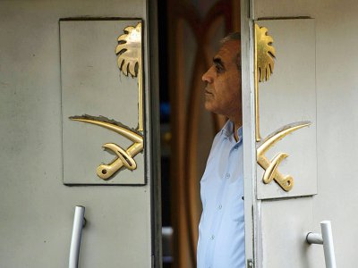 Un employé du consulat d'Arabie saoudite à Istanbul, en Turquie, à l'entrée du bâtiment le 13 août 2018. - Yasin AKGUL [AFP]