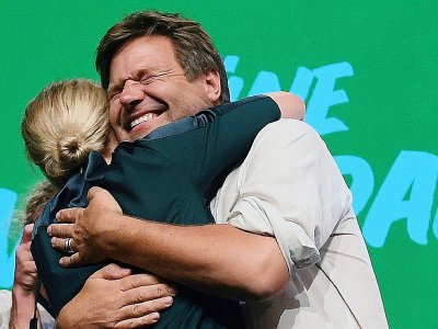 La tête de liste écologiste au scrutin bavarois Katharina Schulze (gauche) et le co-président du parti des Verts Robert Habeck à Munich, le 14 octobre 2018 - Christof STACHE [AFP]