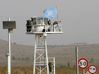 Des Casques bleus observent le point de passage entre la Syrie et une partie du Golan occupé à Quneitra, le jour de sa réouverture, le 15 octobre 2018 - JALAA MAREY [AFP]
