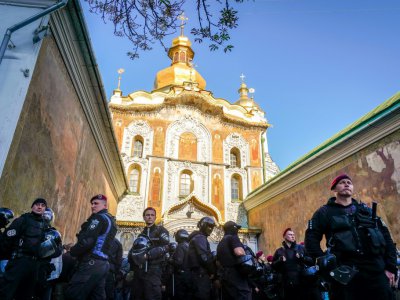 Les forces de l'ordre ukrainiennes devant l'entrée de la laure de Kievo-Petchersk, à Kiev le 14 octobre 2018 - Volodymyr Shuvayev [AFP]