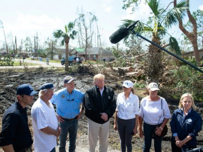 Le président Donald Trump (au centre) visite des lieux violemment touchés par l'ouragan Michael, en Floride, le 15 octobre 2018 - SAUL LOEB [AFP]