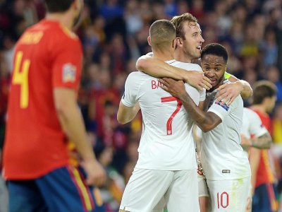 Les joueurs de l'Angleterre Raheem Sterling (d) auteur d'un doublé et Harry Kane lors de la victoire sur l'Espagne 3-2 en Lilgue des nations le 15 octobre 2018 - JORGE GUERRERO [AFP]