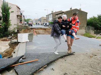 Evacuation d'une habitante de Villegailhenc le 15 octobre 2018 - Eric CABANIS [AFP]