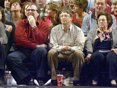 Paul Allen (g) et Bill Gates, co-fondateurs de Microsoft, le 26 mai 2000 à Portland - GEORGE FREY [AFP/Archives]